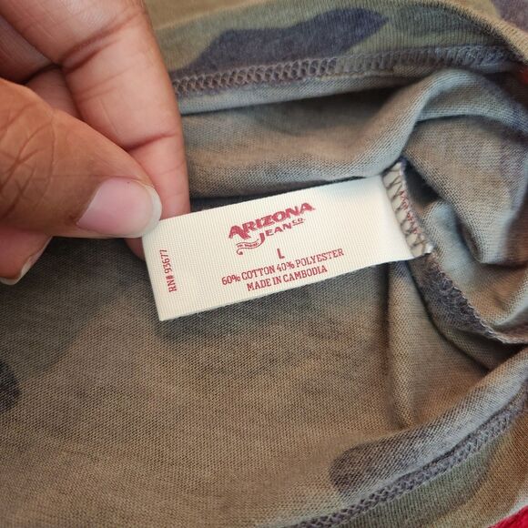 NWT Arizona Jeans Camo V Neck top Juniors Size Large - Picture 3 of 4